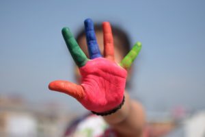 une main colorée